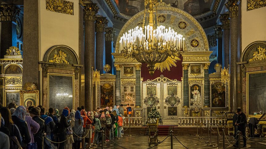 People at the iconostasis at the Kazan Cathedral.