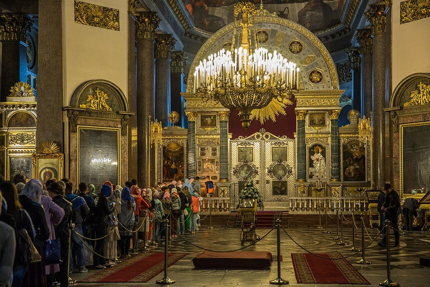 People at the iconostasis at the Kazan Cathedral.