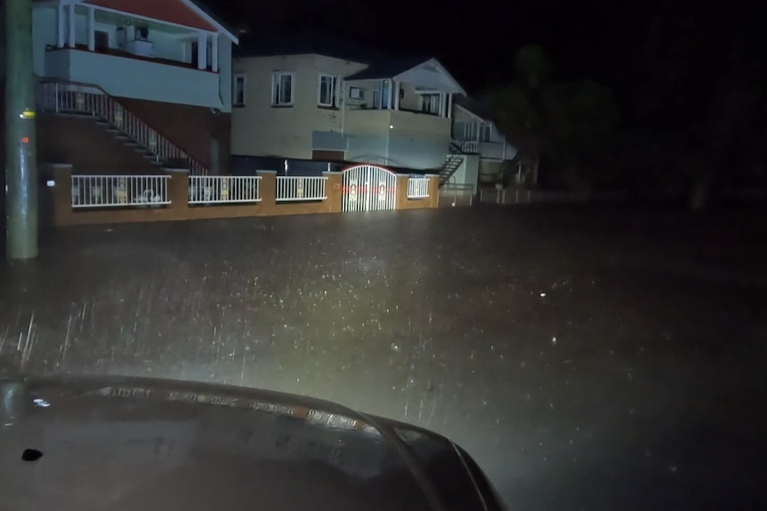 Rue inondée à Lismore la nuit