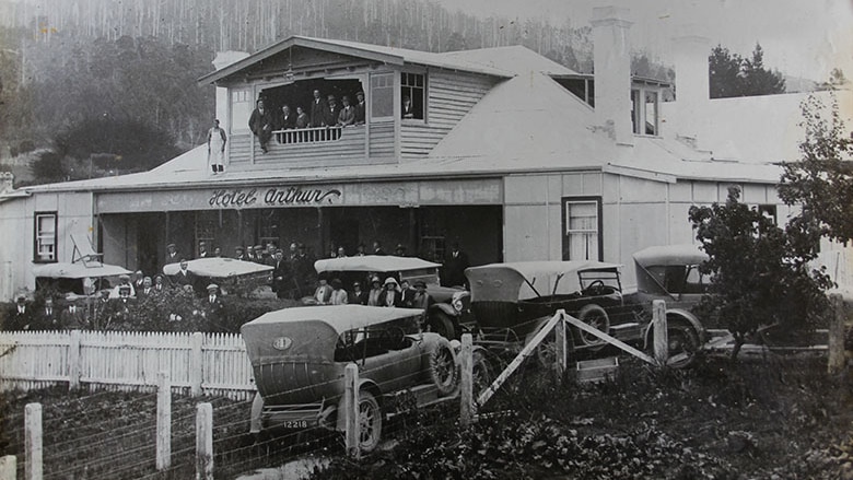 A black and white photo of Hotel Arthur in Port Arthur in 1930.