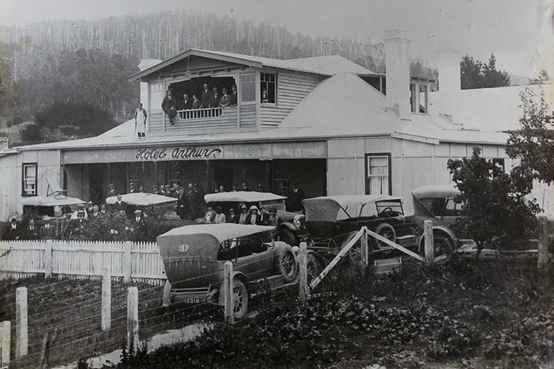 A black and white photo of Hotel Arthur in Port Arthur in 1930.