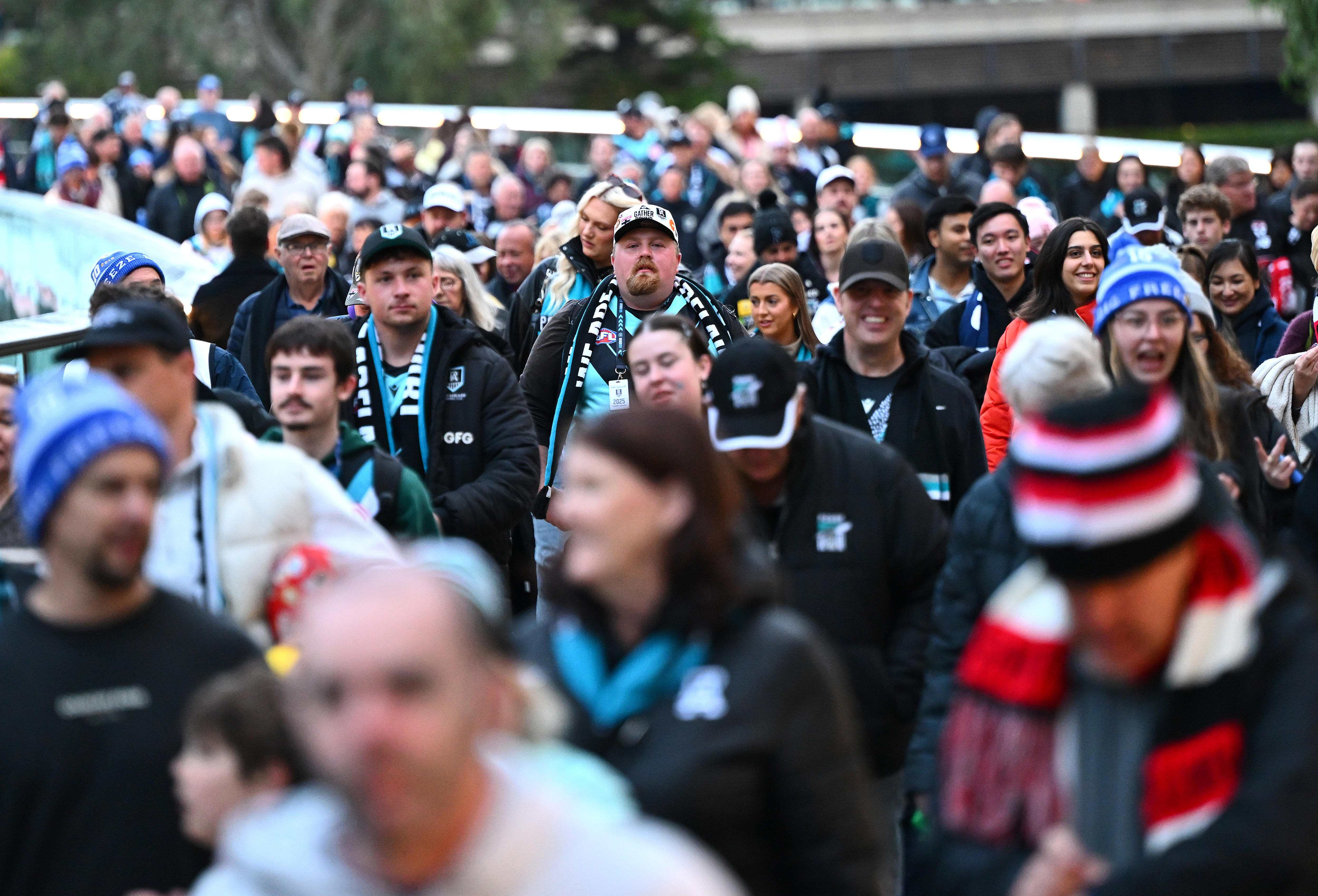 Os espectadores chegam para a partida Power vs Saints AFL durante a Gather Round.