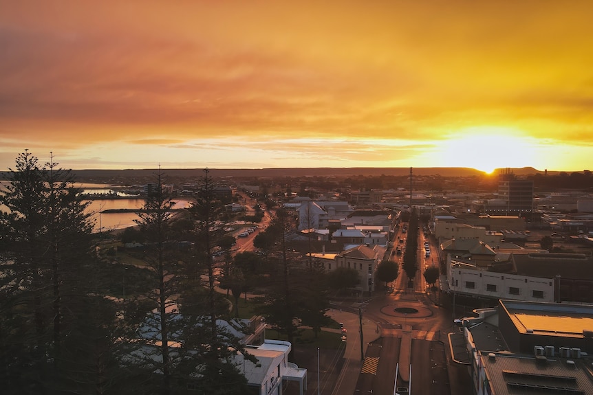 El sol sale sobre el distrito central de negocios de Geraldton.