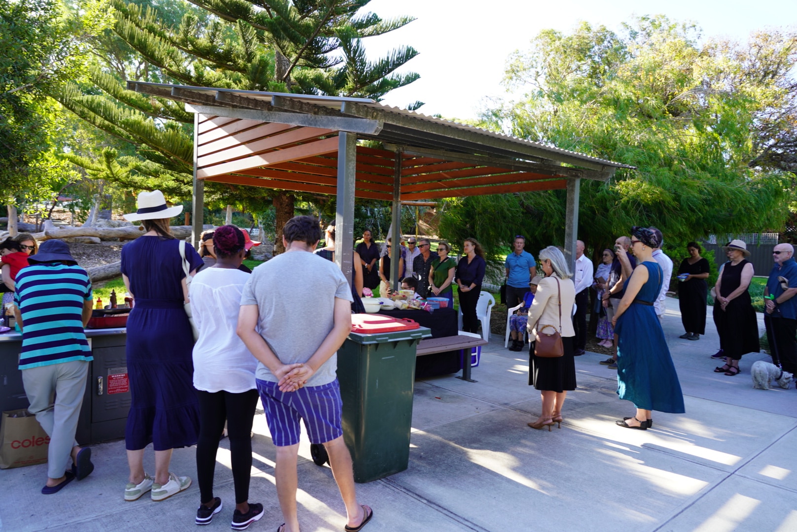 Un grupo de personas guarda un minuto de silencio.  
