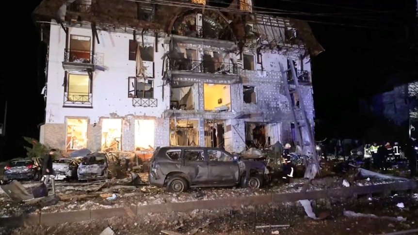 Ukrayna'nın Kharkiv kentinde bir otele iki Rus roketi çarptı, 13 kişi yaralandı.