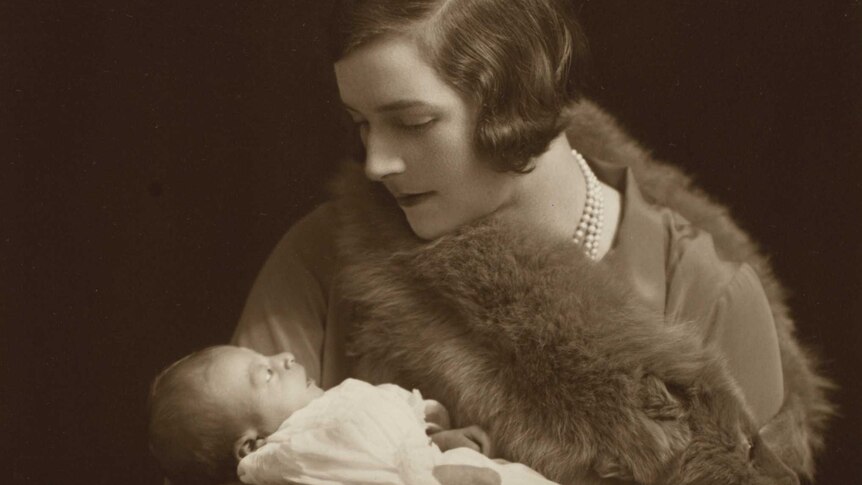 Lady Edwina Mountbatten with her daughter Pamela in 1929.