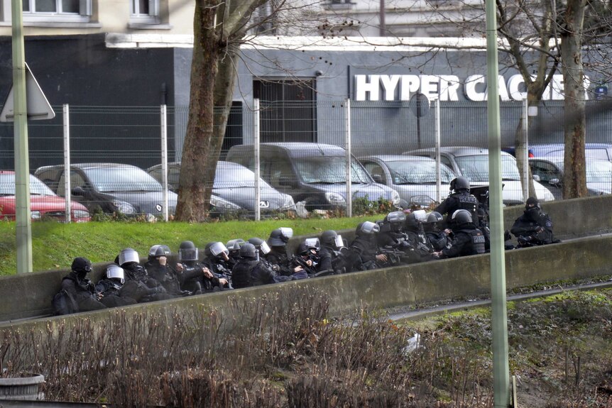 Police take position outside kosher store where gunmen linked to Charlie Hebdo took hostages
