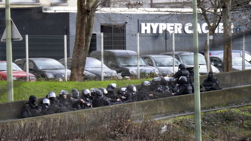 Police take position outside kosher store where gunmen linked to Charlie Hebdo took hostages