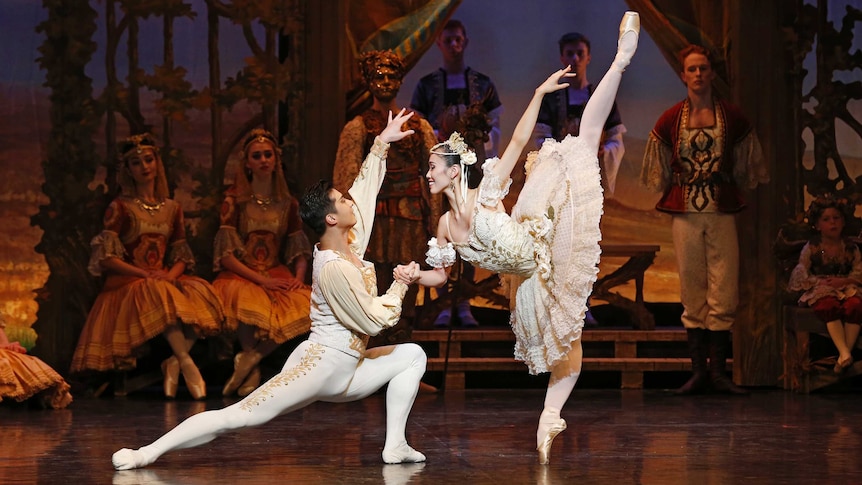 Ballet dancers Chengwu Guo and Ako Kondo on stage.