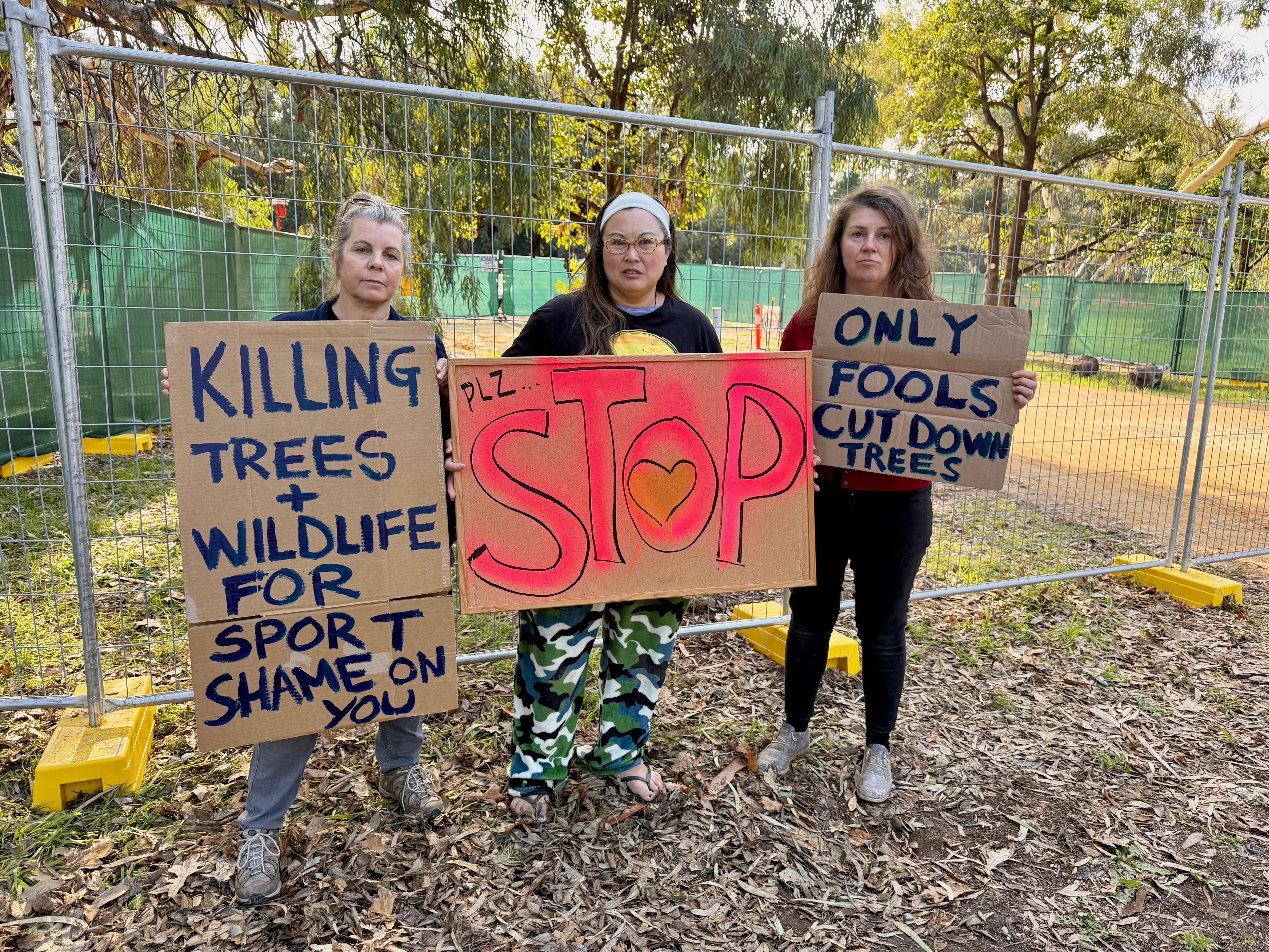 Um protesto em frente ao Possum Park em Adelaide Park Lands.