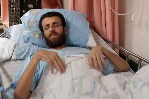 Palestinian journalist Mohammad al-Qeeq lies on a hospital bed.