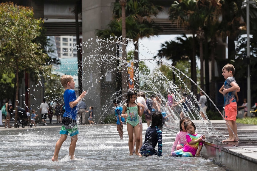 Families take refuge from the heat in Sydney