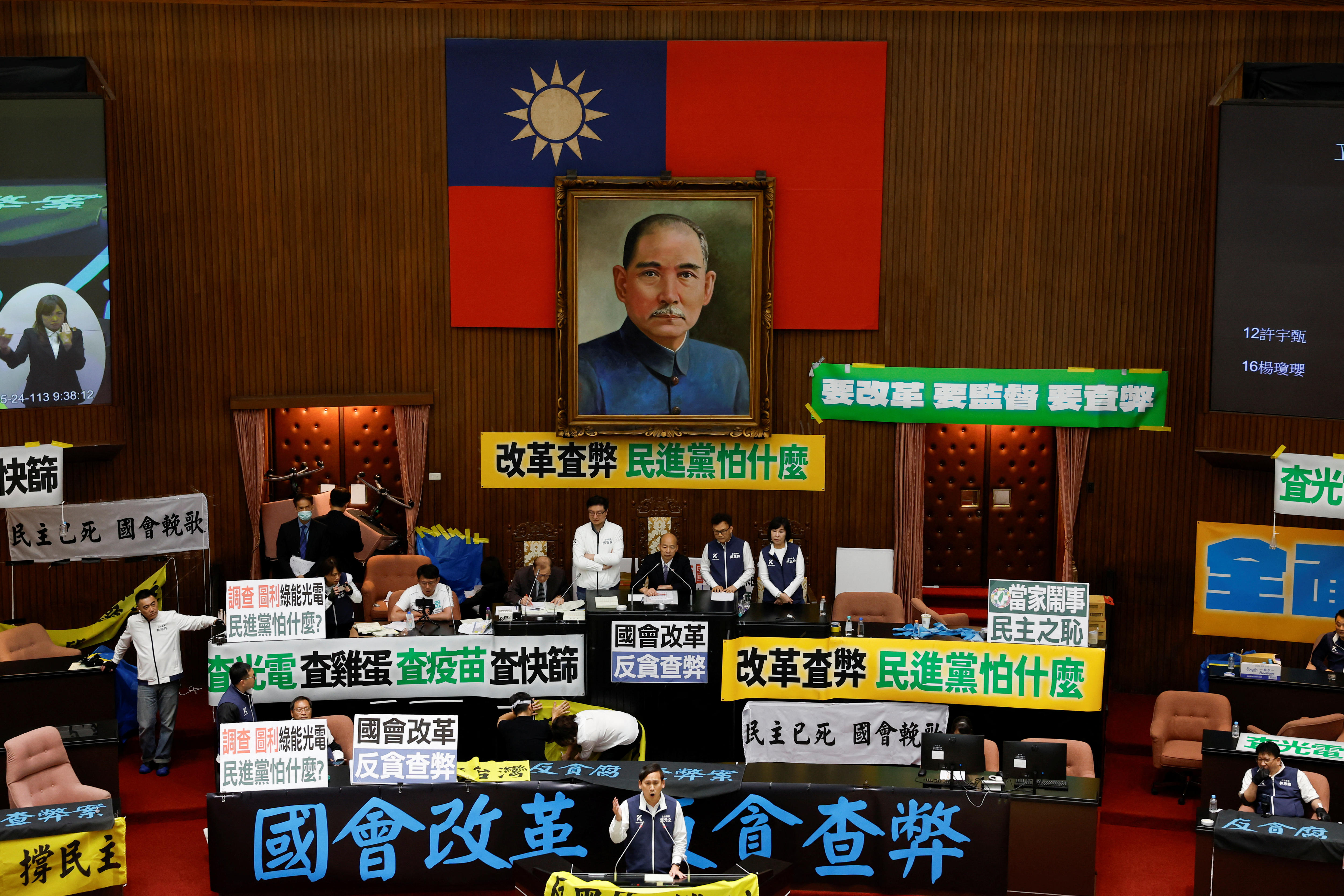 台湾立法院今早对有争议的议案进行三读程序。