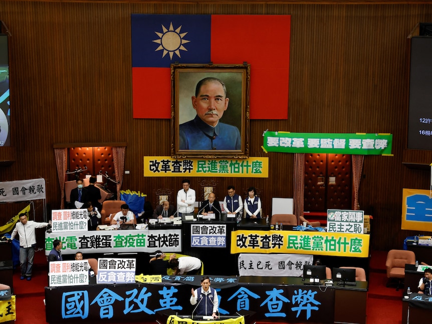 台湾立法院今早对有争议的议案进行三读程序。