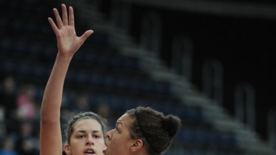 Double-double: Cambage (r) was a major threat in the paint with 31 points and 10 boards.