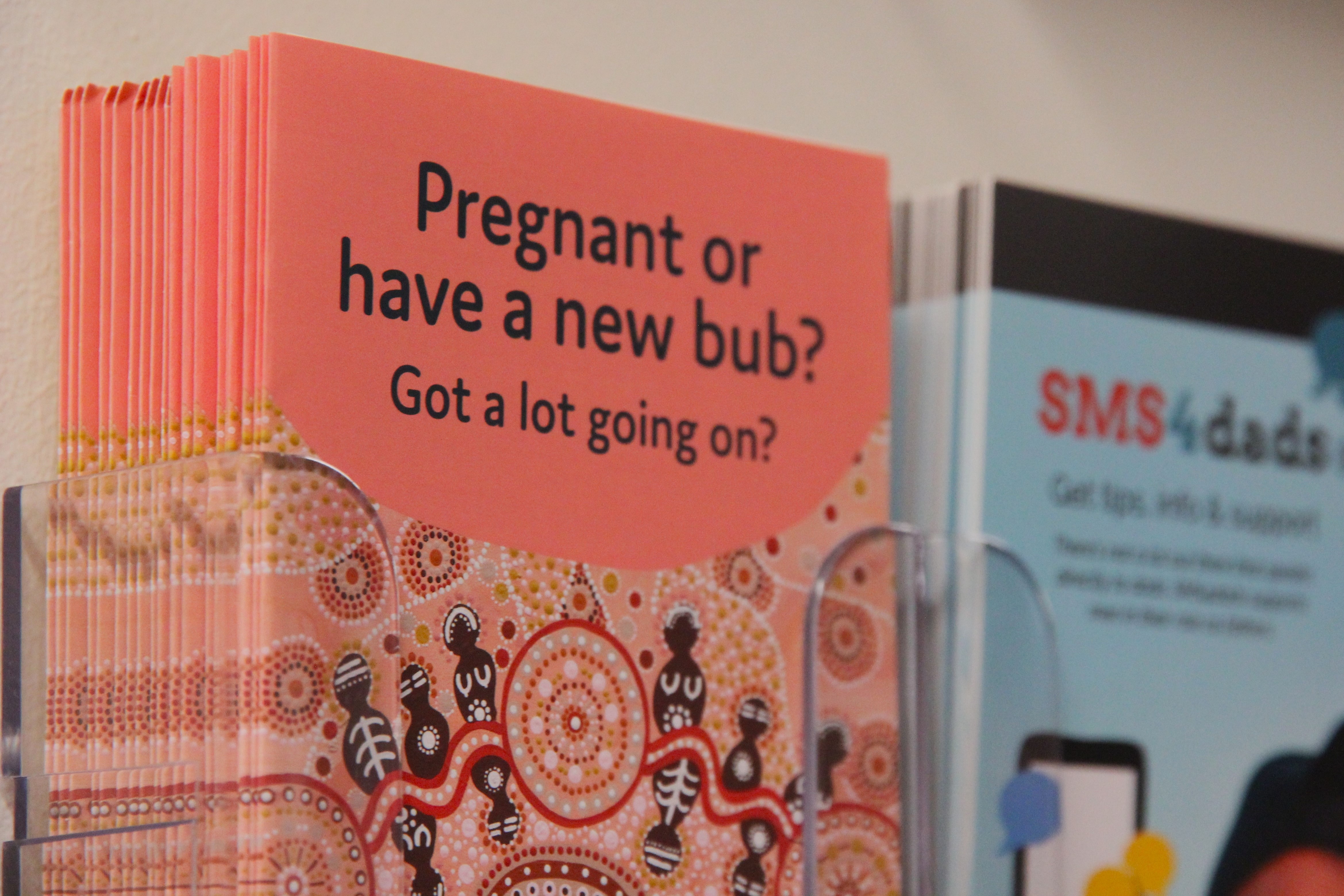 Folletos en una pared