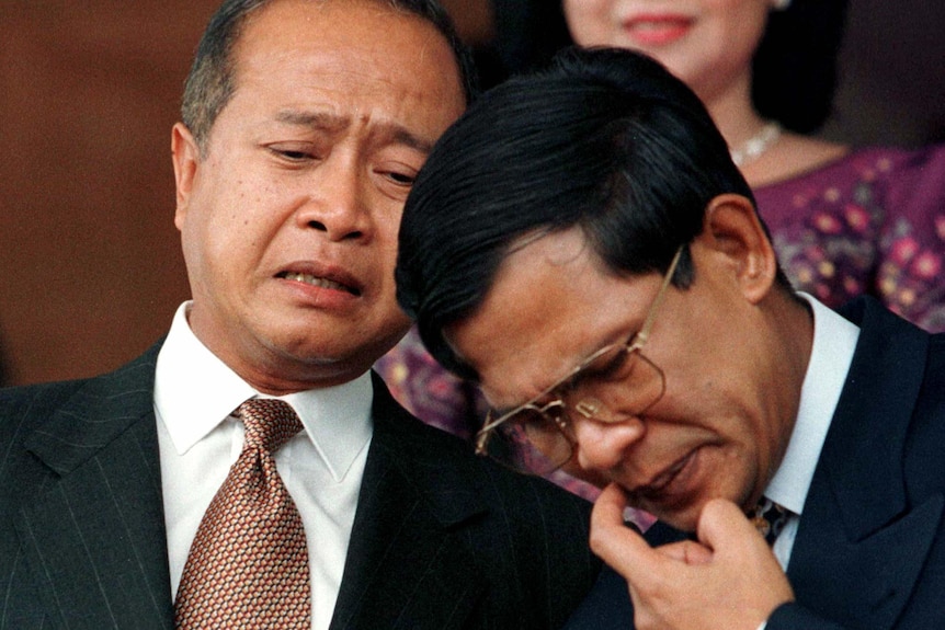 Norodom Ranariddh and Hun Sen confer.