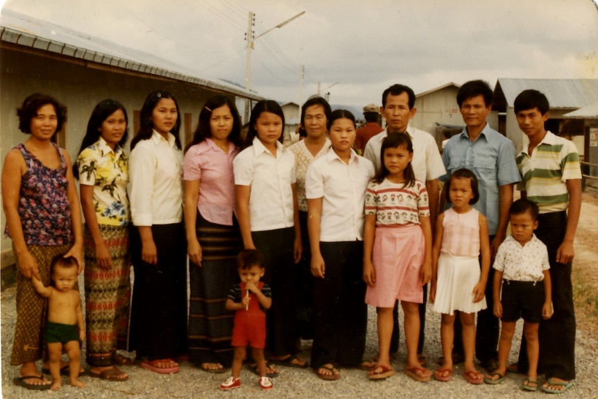 Photo of a large Cambodian family.