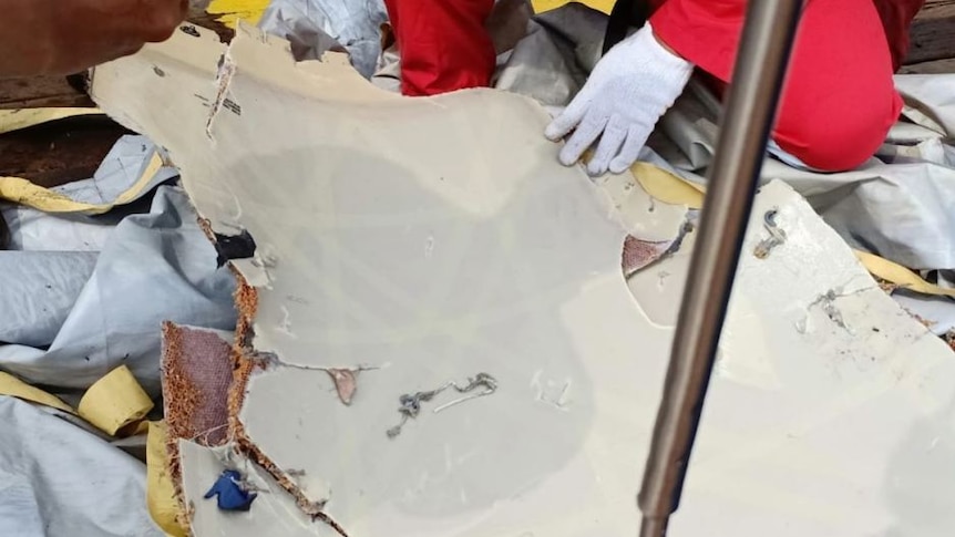 Puing pesawat yang ditemukan oleh pekerja tambang lepas pantai di perairan Karawang