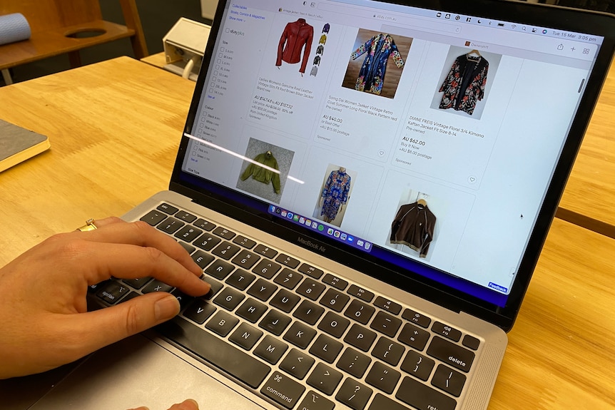 çevrimiçi satılan giyim eşyalarının bulunduğu bir bilgisayar ekranı 