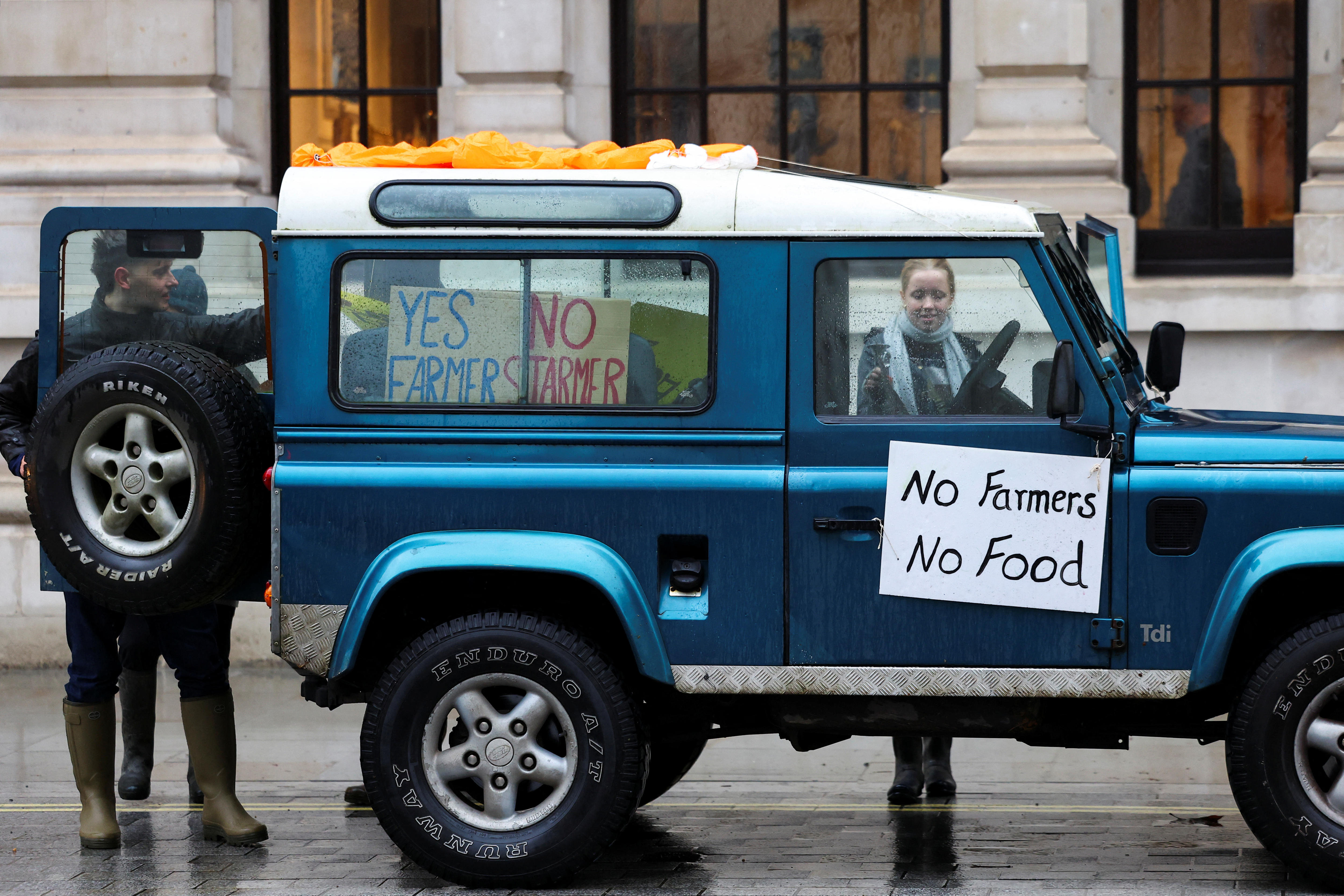 British farmers protest against tax changes - ABC News