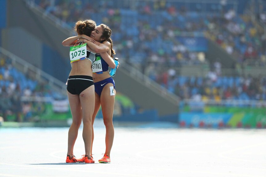 Abbey D'Agostino of the United States hugs Nikki Hamblin of New News  Photo - Getty Images