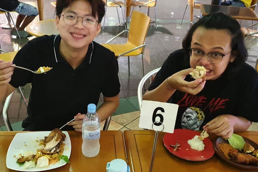 Rifqi dan Nicholas Makan Makanan Indonesia