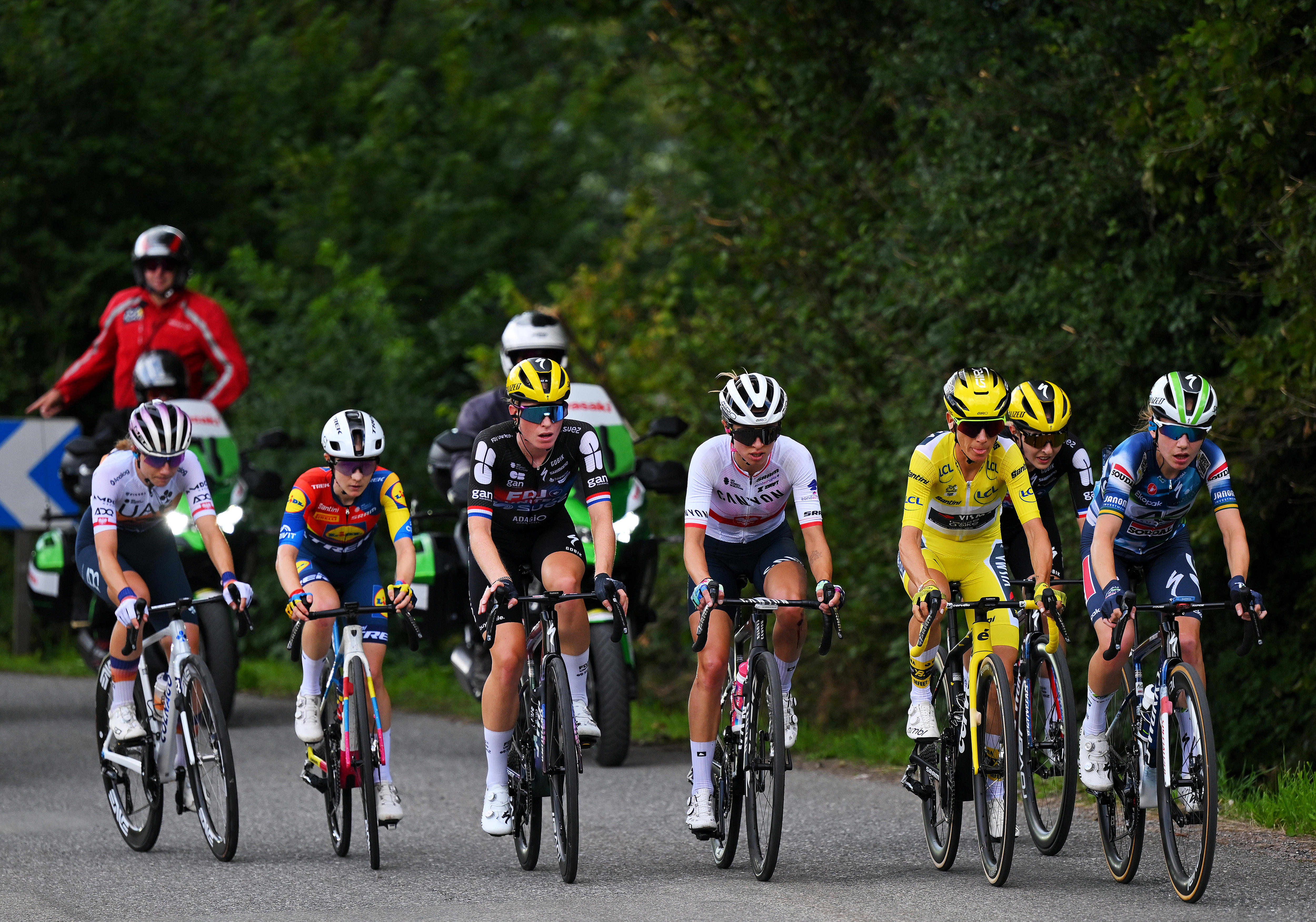 Sarah Gigante rides in a group with the yellow jersey