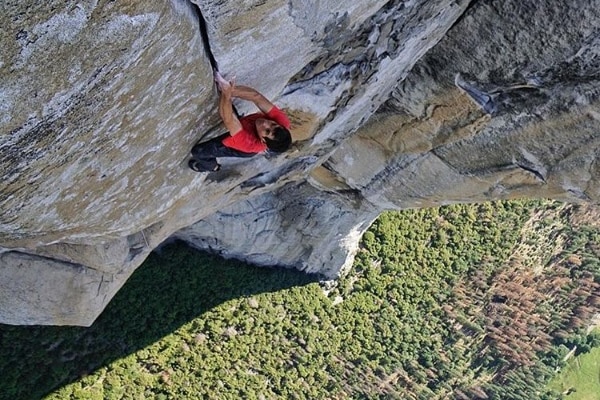Alex Honnold climbs a crack in El Capitan