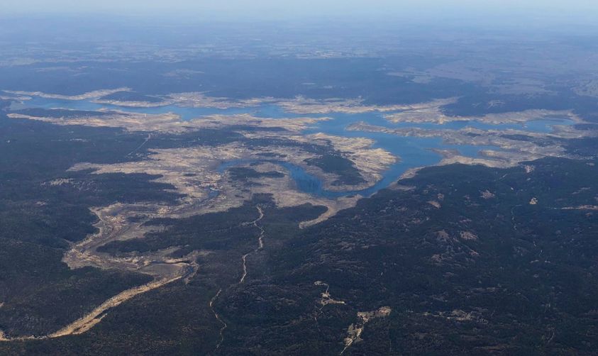 o fotografie aeriană a barajului Copeton, aproape goală