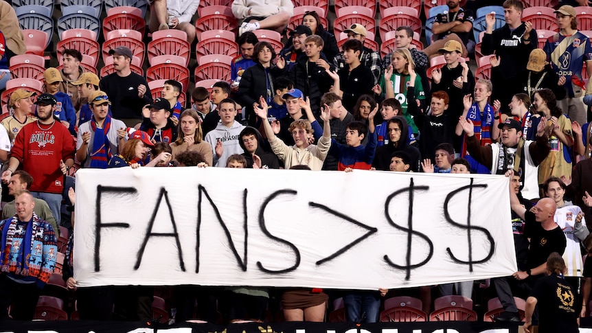 Les fans protestent lors du match A-League Men à Newcastle alors que les retombées de la grande finale se poursuivent