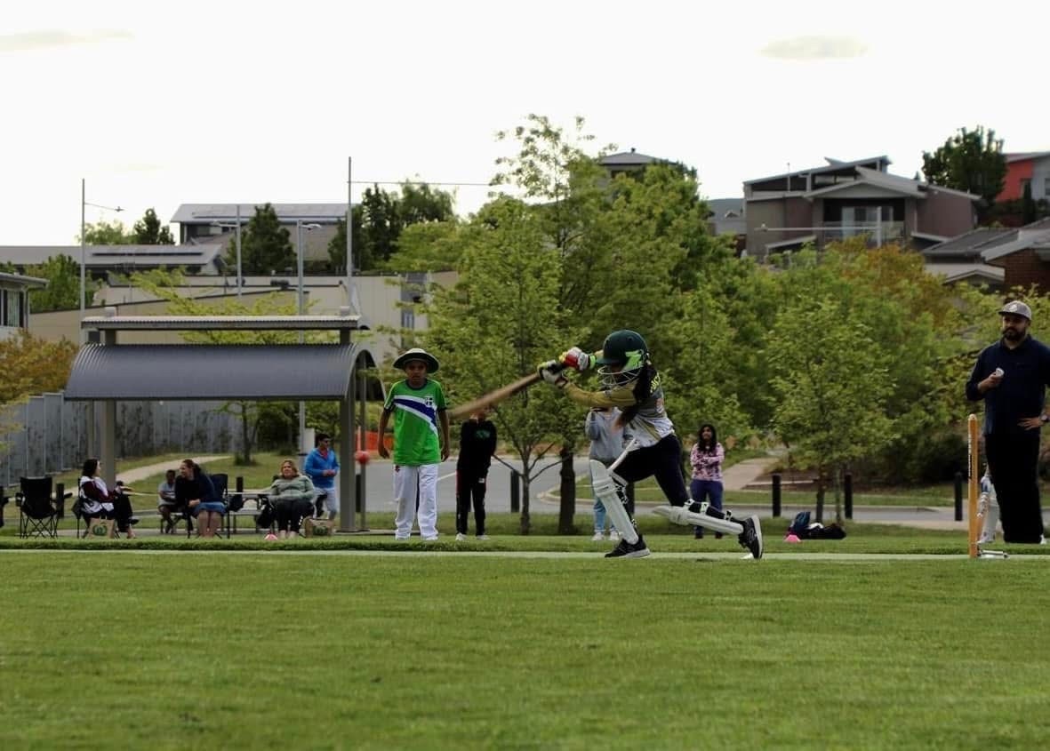 Jogadores de críquete jogando no campo Yerrabi.