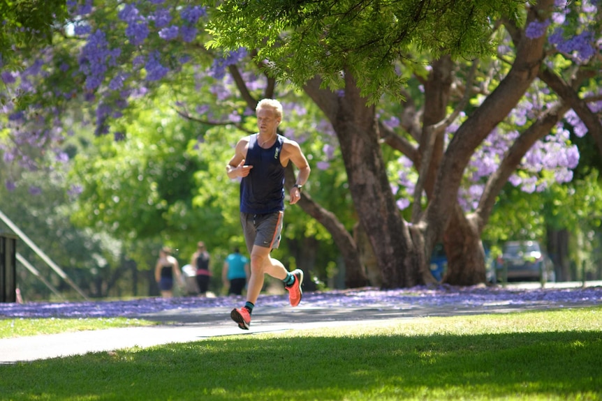 Jogger runs in Penrith in heatwave conditions