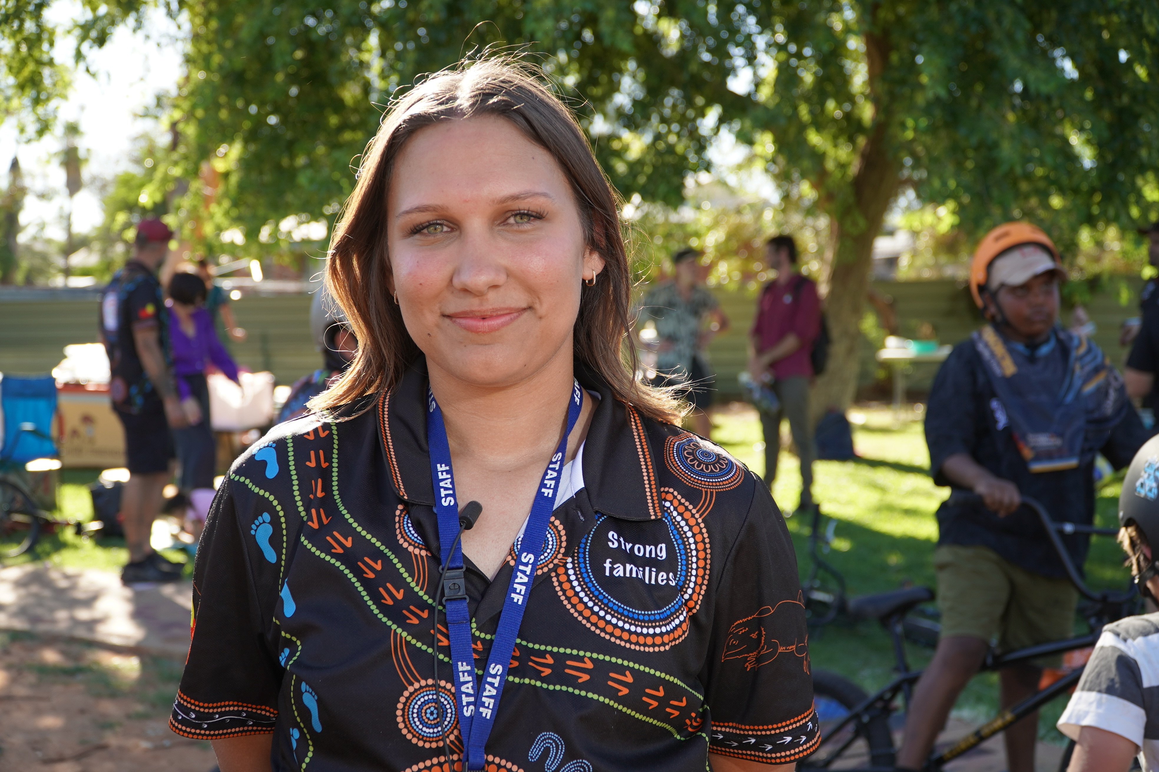 Una mujer con cabello castaño hasta los hombros sonríe a la cámara.