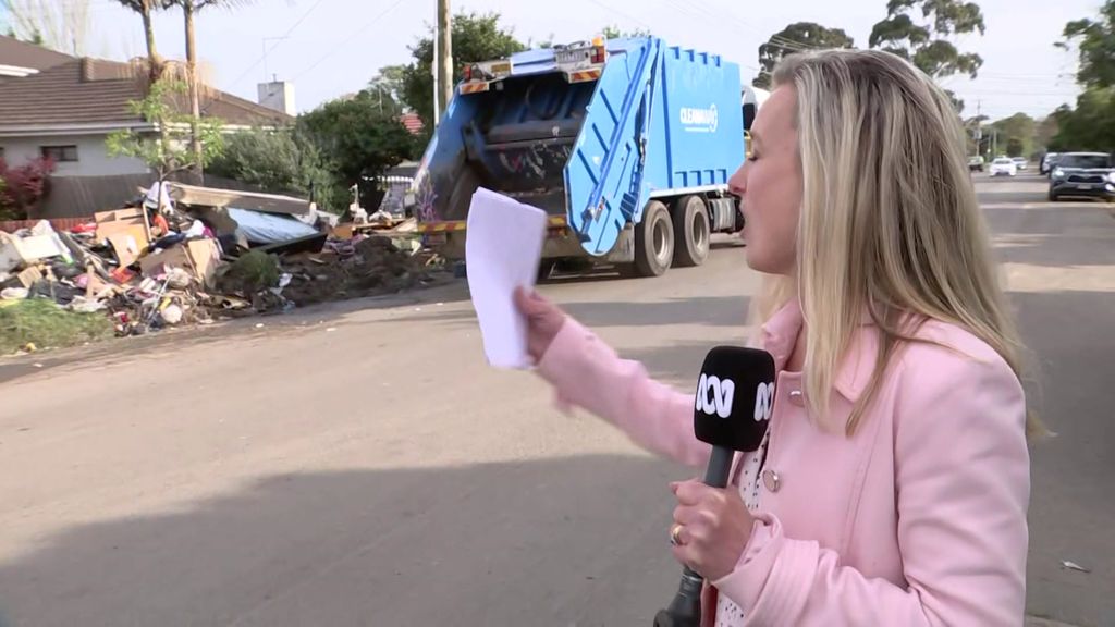 Maribyrnong flood clean-up underway as rubbish removal begins - ABC News