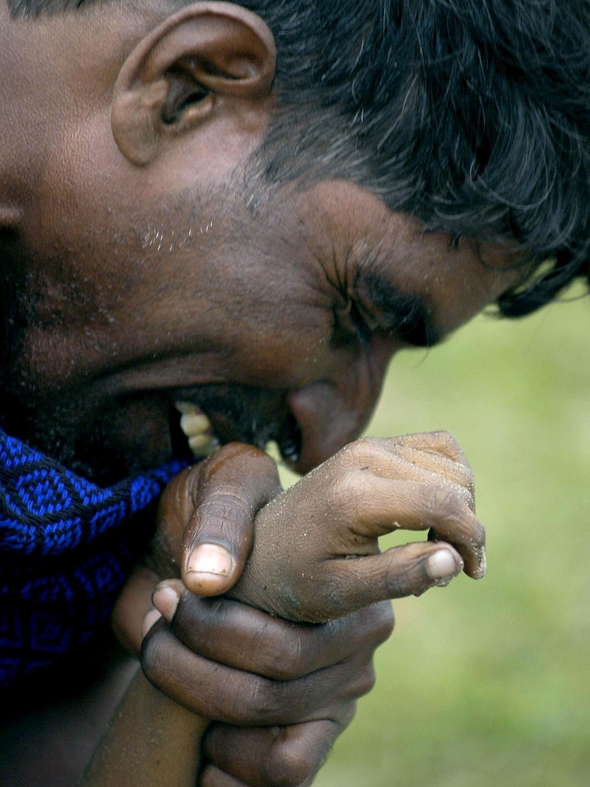 India father body child Boxing Day tsunami