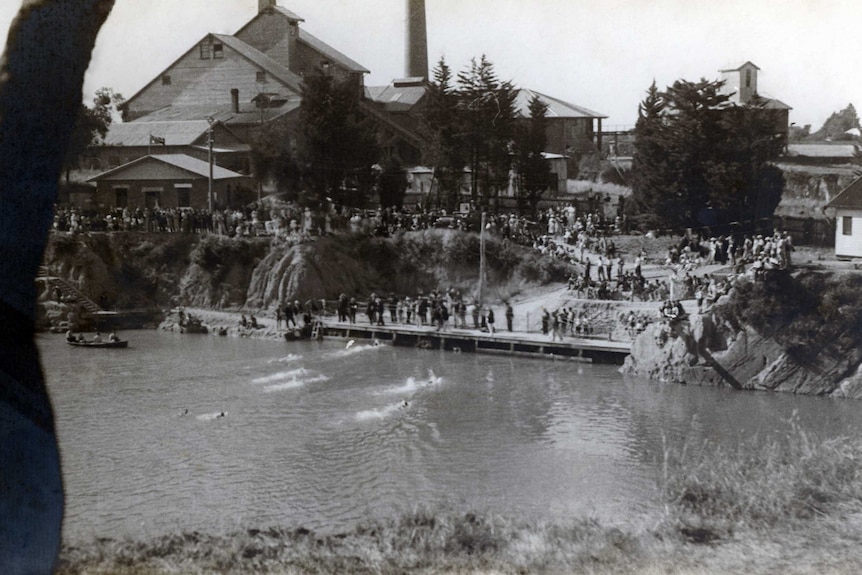 The Surrey Dive in its heyday.