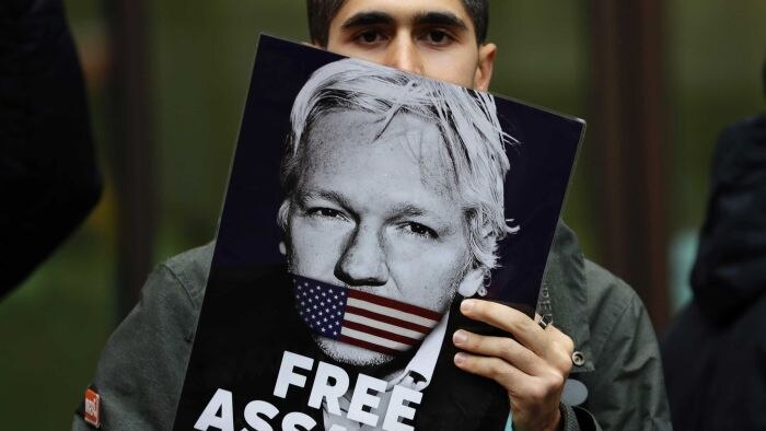 persidangan Assange