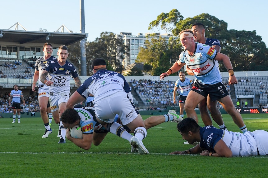 Connor Tracey réussit un essai pour les Sharks