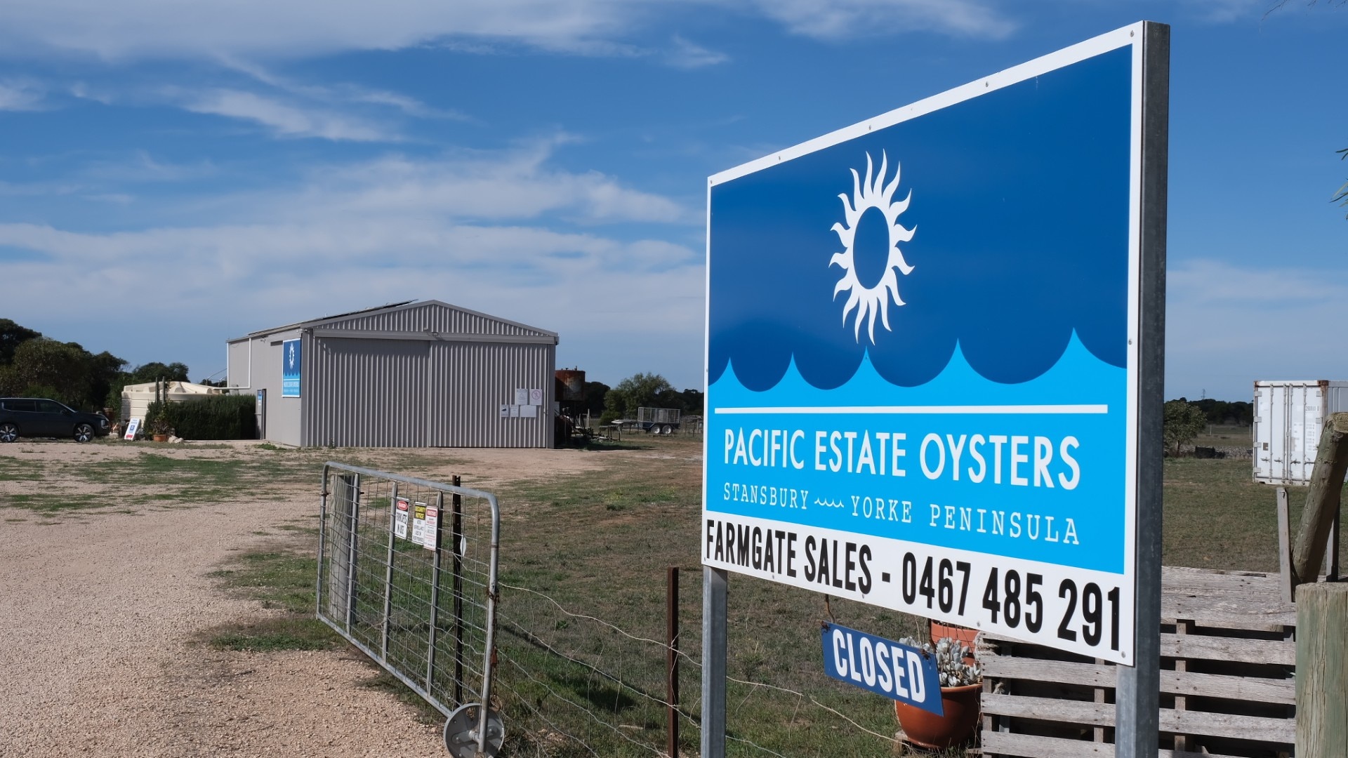 Un letrero de metal que dice 