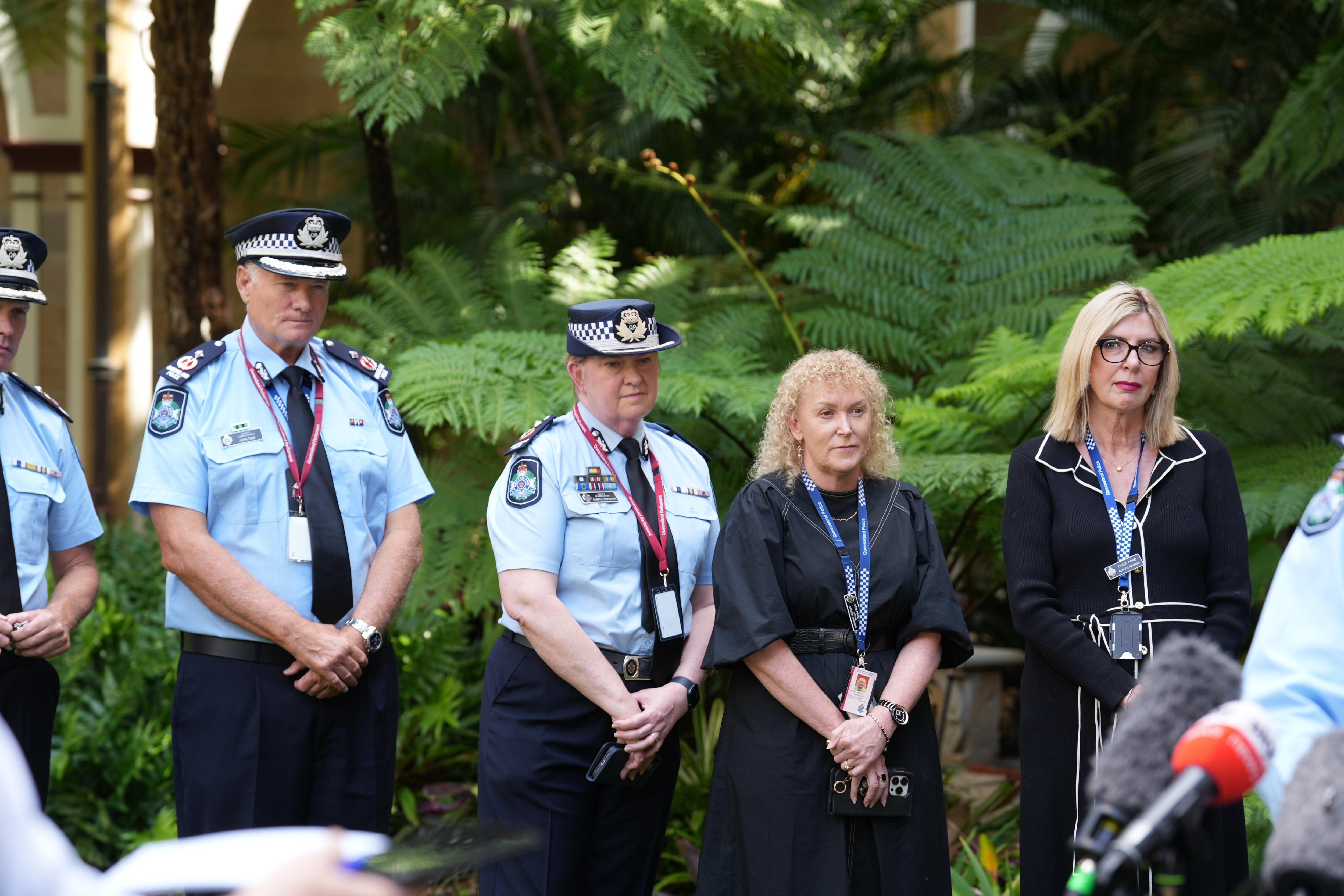 Um grupo de policiais em uma coletiva de imprensa.