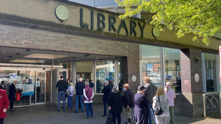 Ballarat locals wait to for help setting up their vaccine passport support