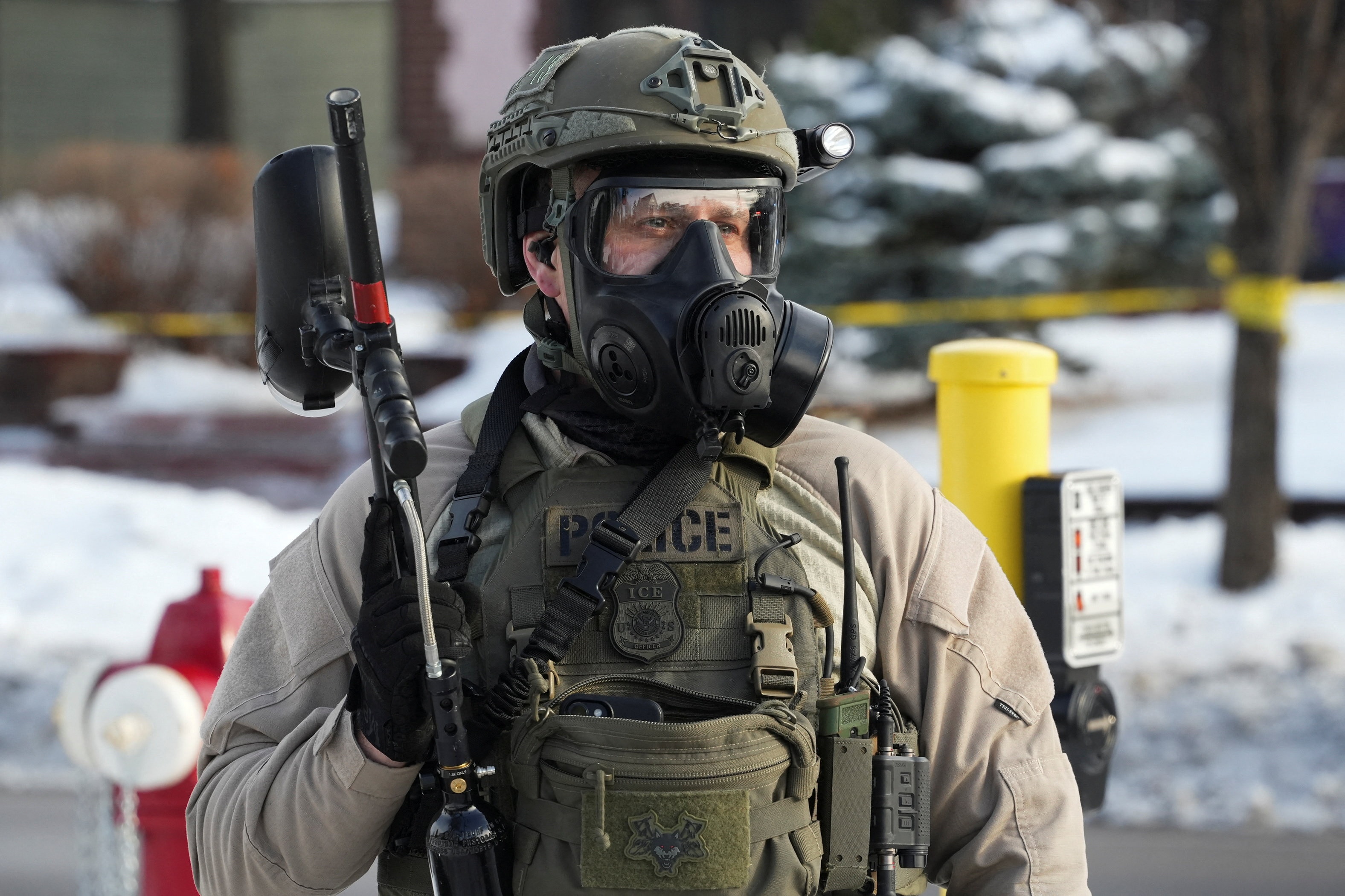 Un hombre con uniforme de oficial estadounidense, máscara y casco.