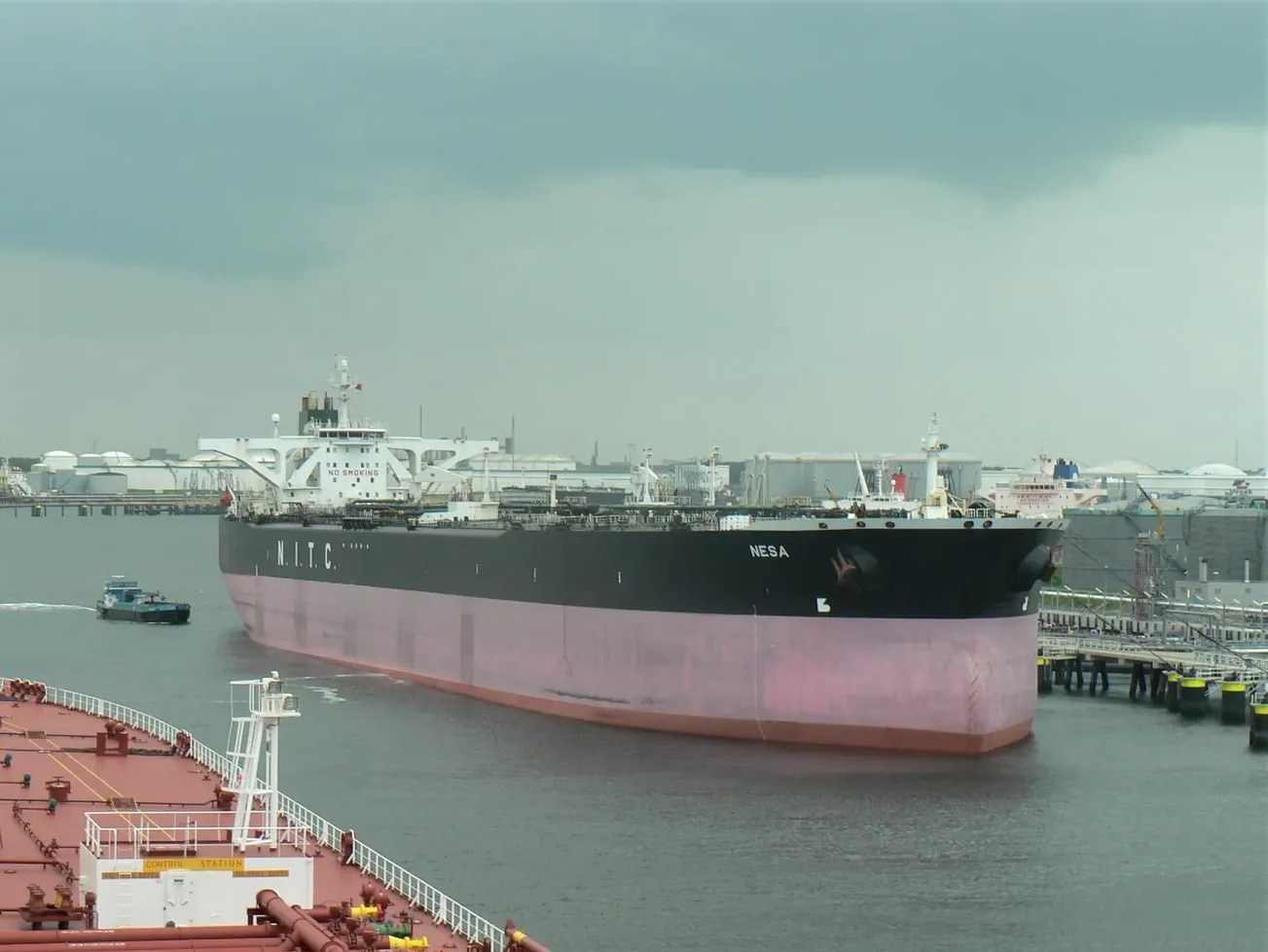 Iran and US play ‘game of chicken’ as regime’s oil stockpiled inside blockade  www.abc.net.au