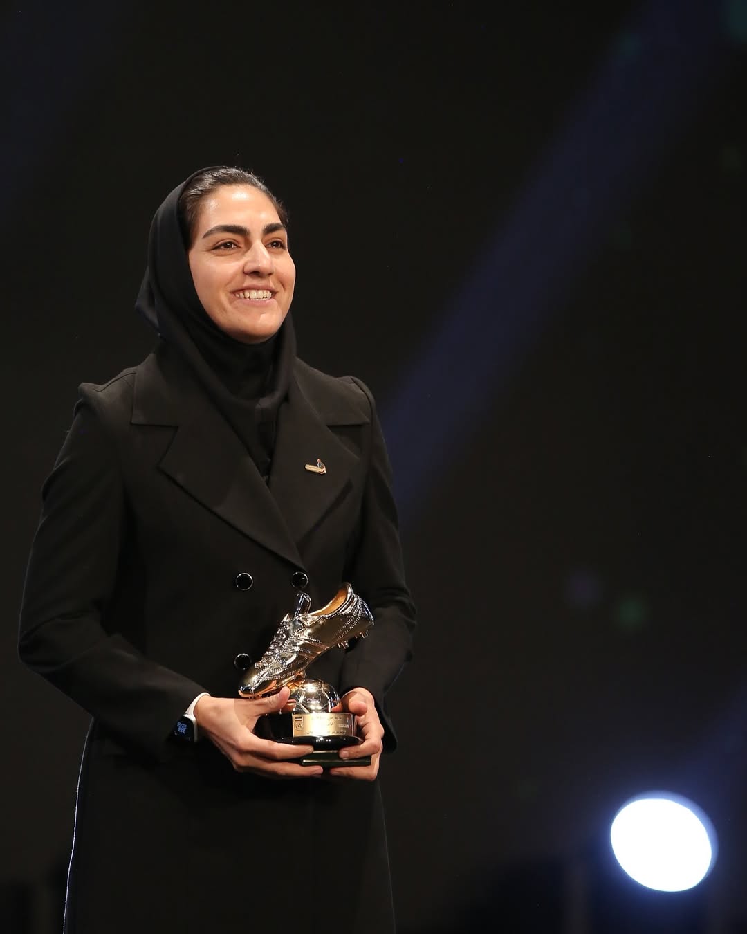 Zahra Ghanbari com seu prêmio de melhor artilheira em 2024.