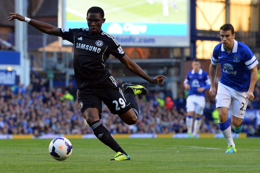 Chelsea's Eto'o has a shot against Everton