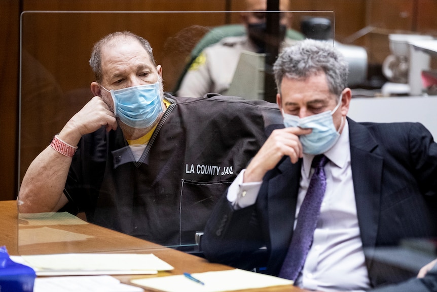在预审听证会上，哈维·温斯坦 (Harvey Weinstein) 与他的律师马克·韦克斯曼 (Mark Werksman) 一起在法庭上聆听。