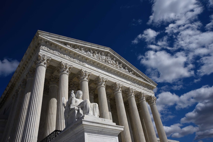 A statue is in the foreground of the US Supreme Court building.