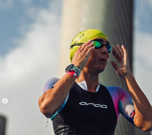 Ashleigh Gentle sostiene sus gafas.