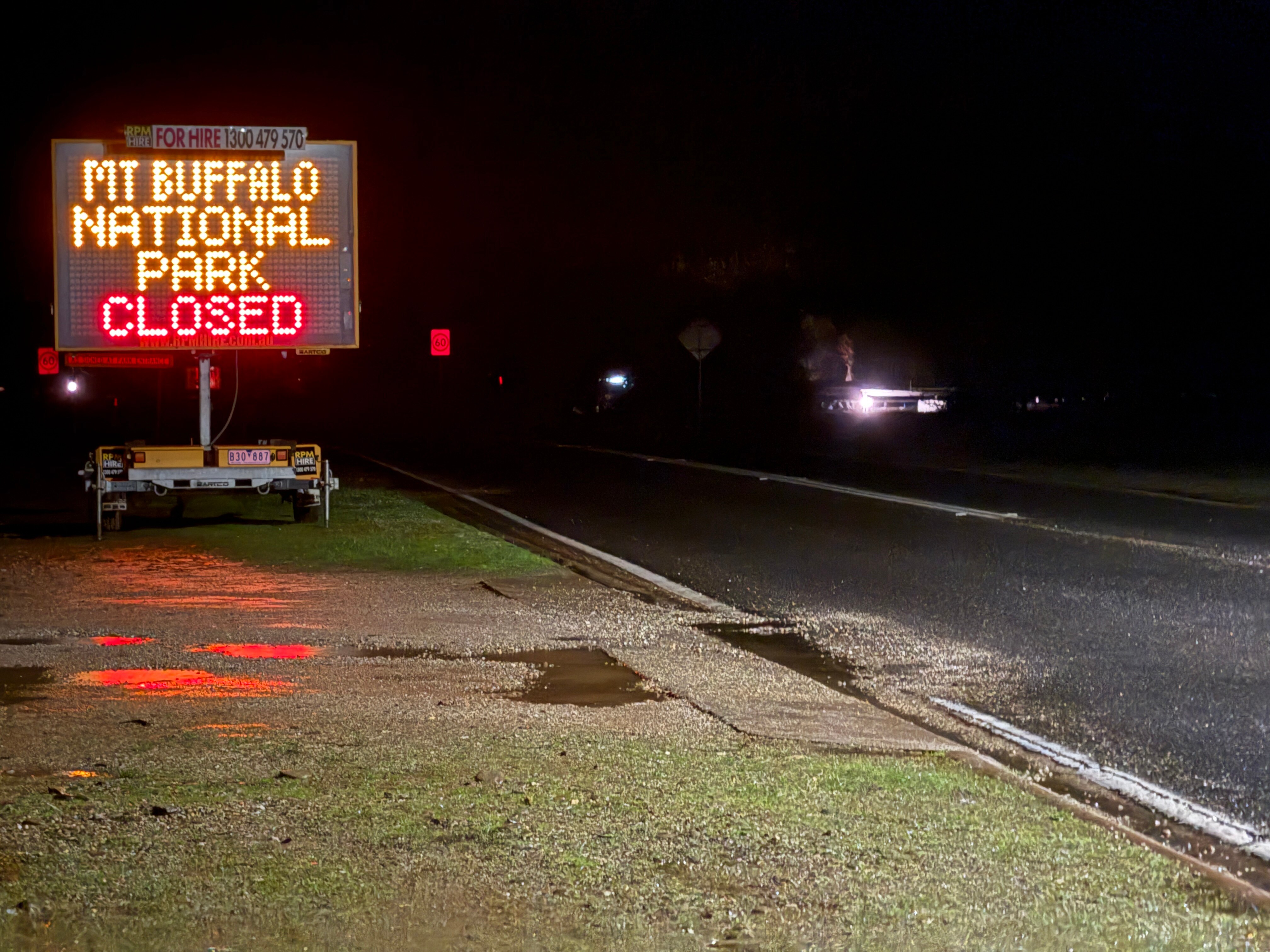 A sign with the words Mt Buffalo National Park closed. 